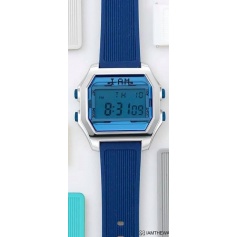 Ich bin eine blaue und silberne Digitaluhr mit blauem Armband