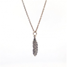 Nove25 small feather pendant necklace N25COL00178