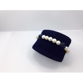 Elastic white pearls bracelet with black roses - B040G31