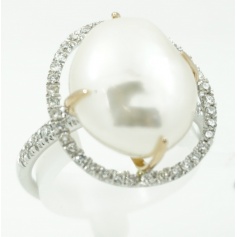 Mimi ring white gold and diamonds and Victoria Baroque Pearl