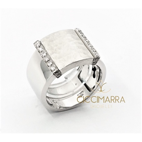 Vendorafa ring band in shiny and hammered white gold 