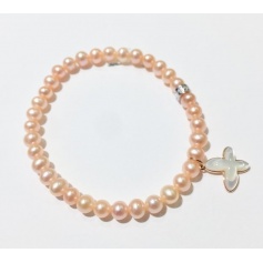 Elastisches Mimì Armband mit cremefarbenen Perlen und Perlmutt-Schmetterling